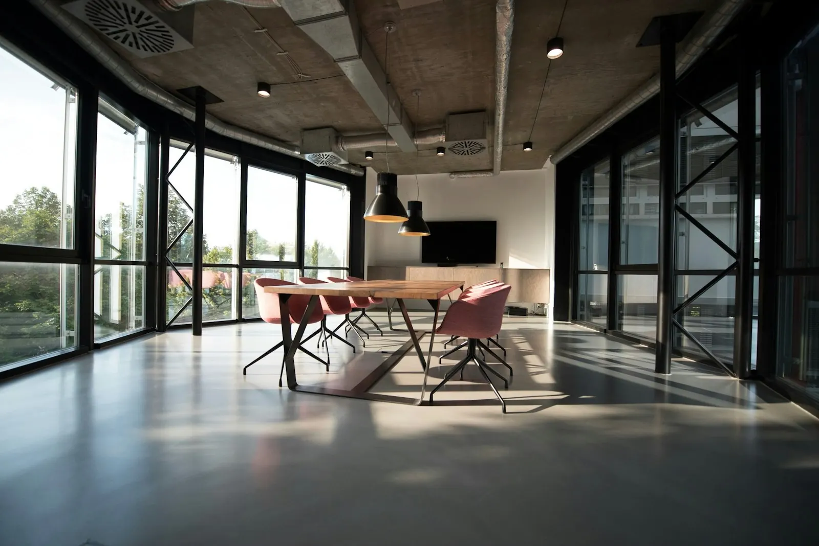 Espace de travail moderne aux lignes architecturales épurées, où se déroulent les rendez-vous