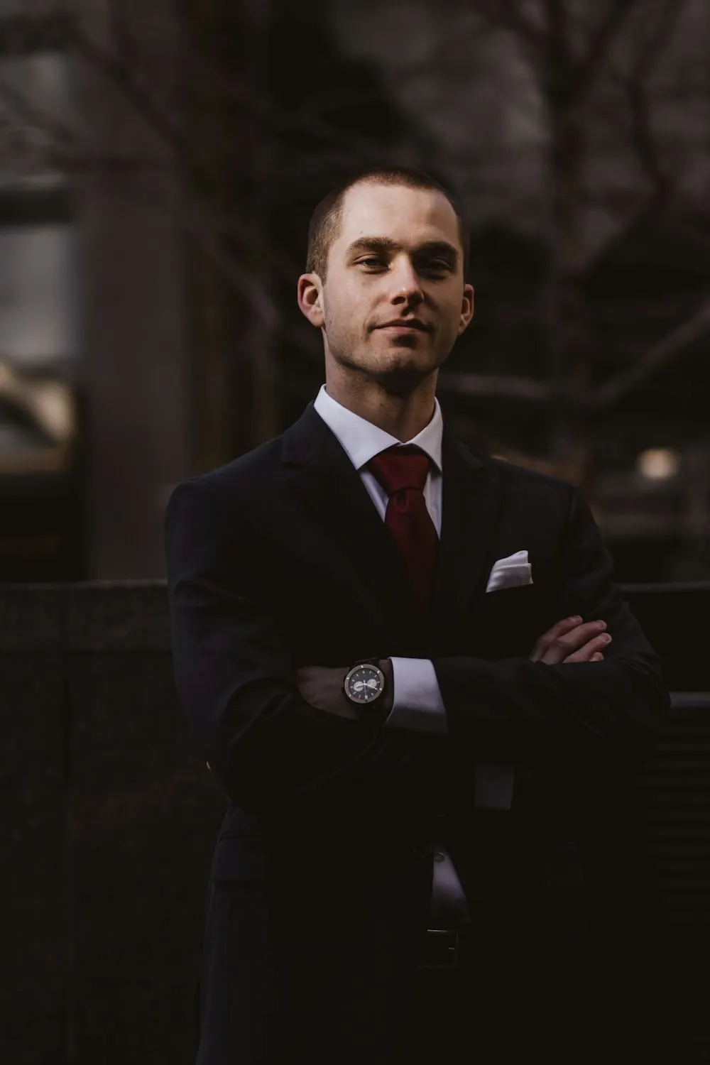 Portrait du consultant Consult'IN, en costume sombre, dans un cadre professionnel lumineux